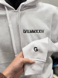 Moletom com capuz personalizado com bordado de números romanos e data