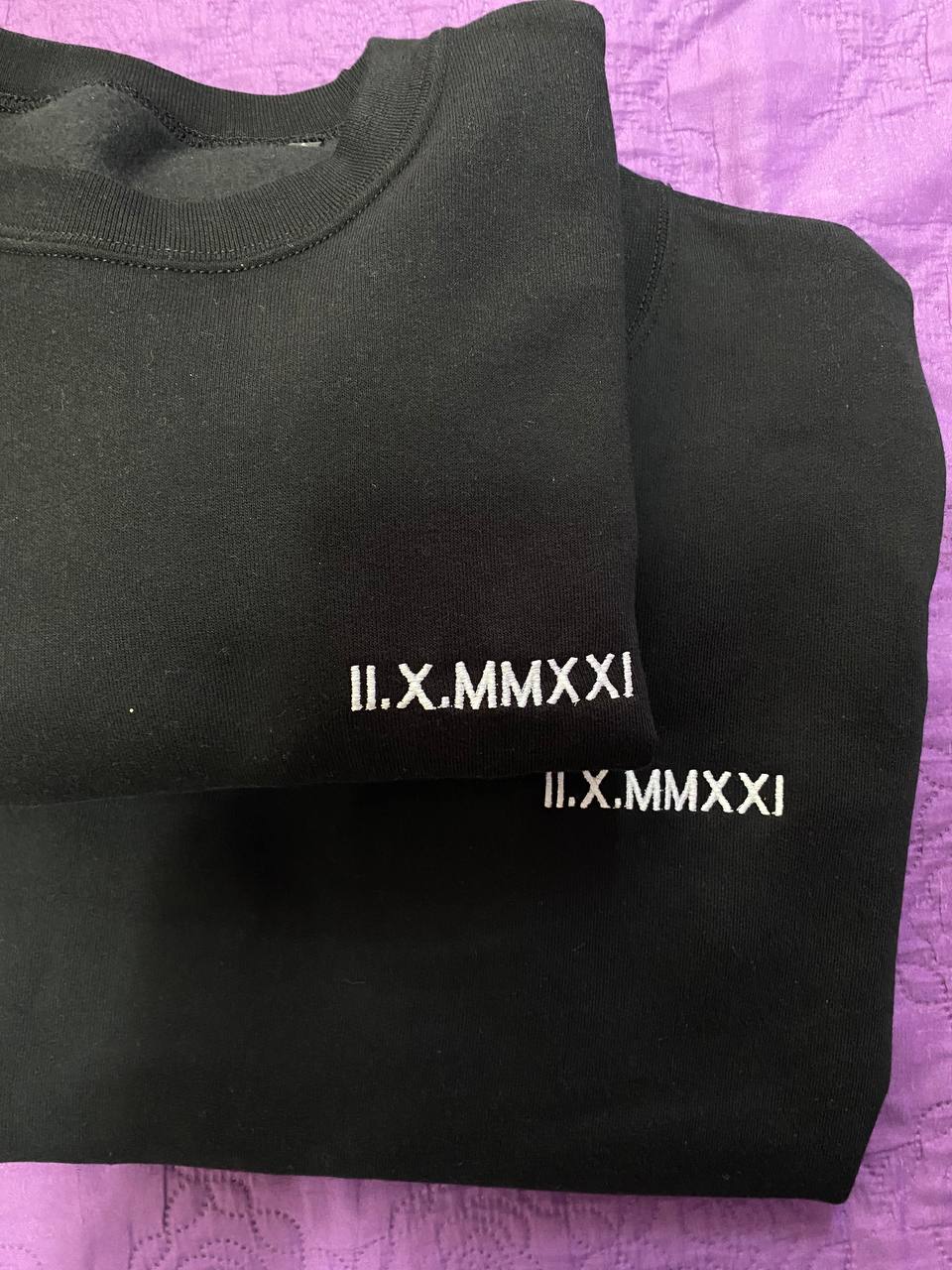Moletom com capuz personalizado com bordado de números romanos e data
