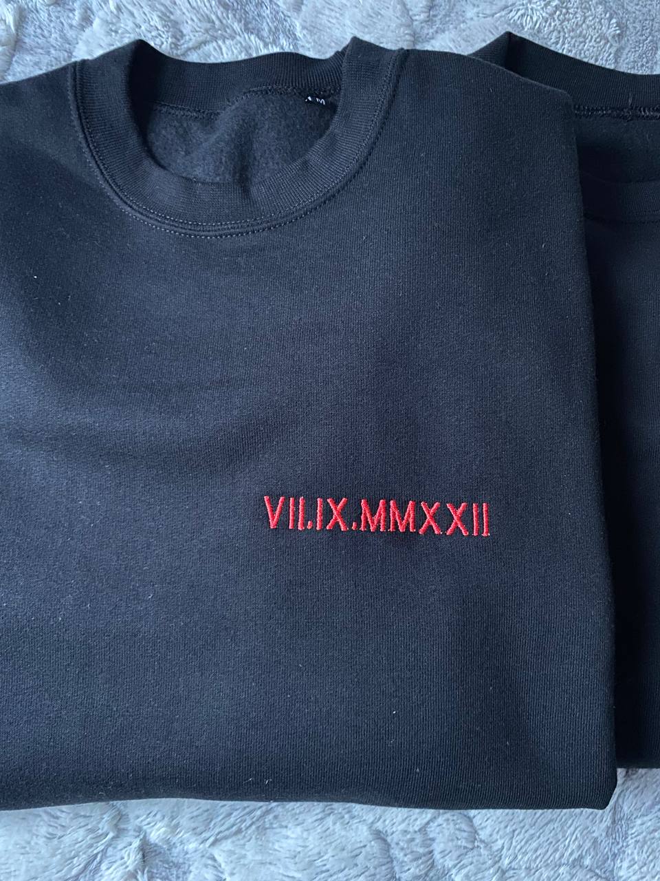 Moletom com capuz personalizado com bordado de números romanos e data